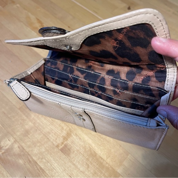 b. makowsky Leather Wallet, flap closure - Picture 5 of 5